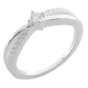 Anillo cruzado de plata 925 con cubic central y circonias laterales – Numena Joyas